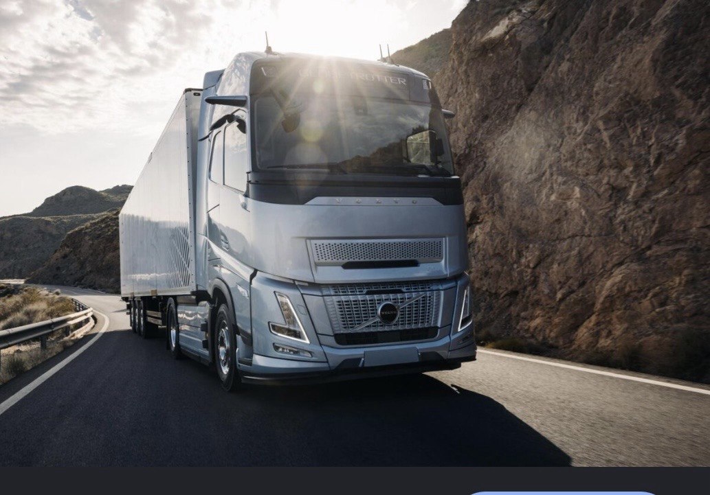 Тягач Volvo на гірській дорозі в Європі